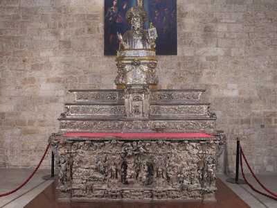 L'altare d'argento in una foto di qualche anno fa in cui appare il drappo rosso che copriva la lastra con il crittogramma